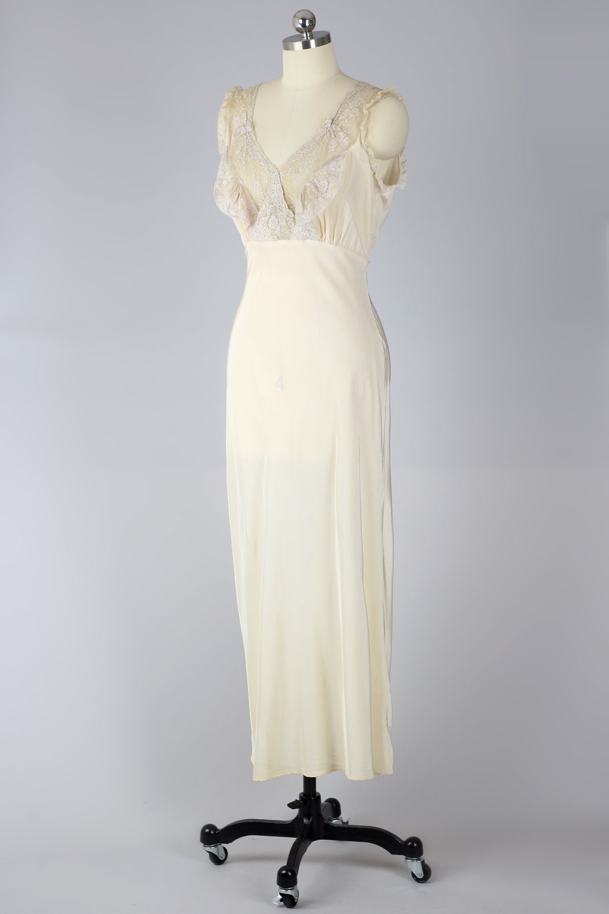 Serafina 1940s Peach Taffeta French Lace Nightgown