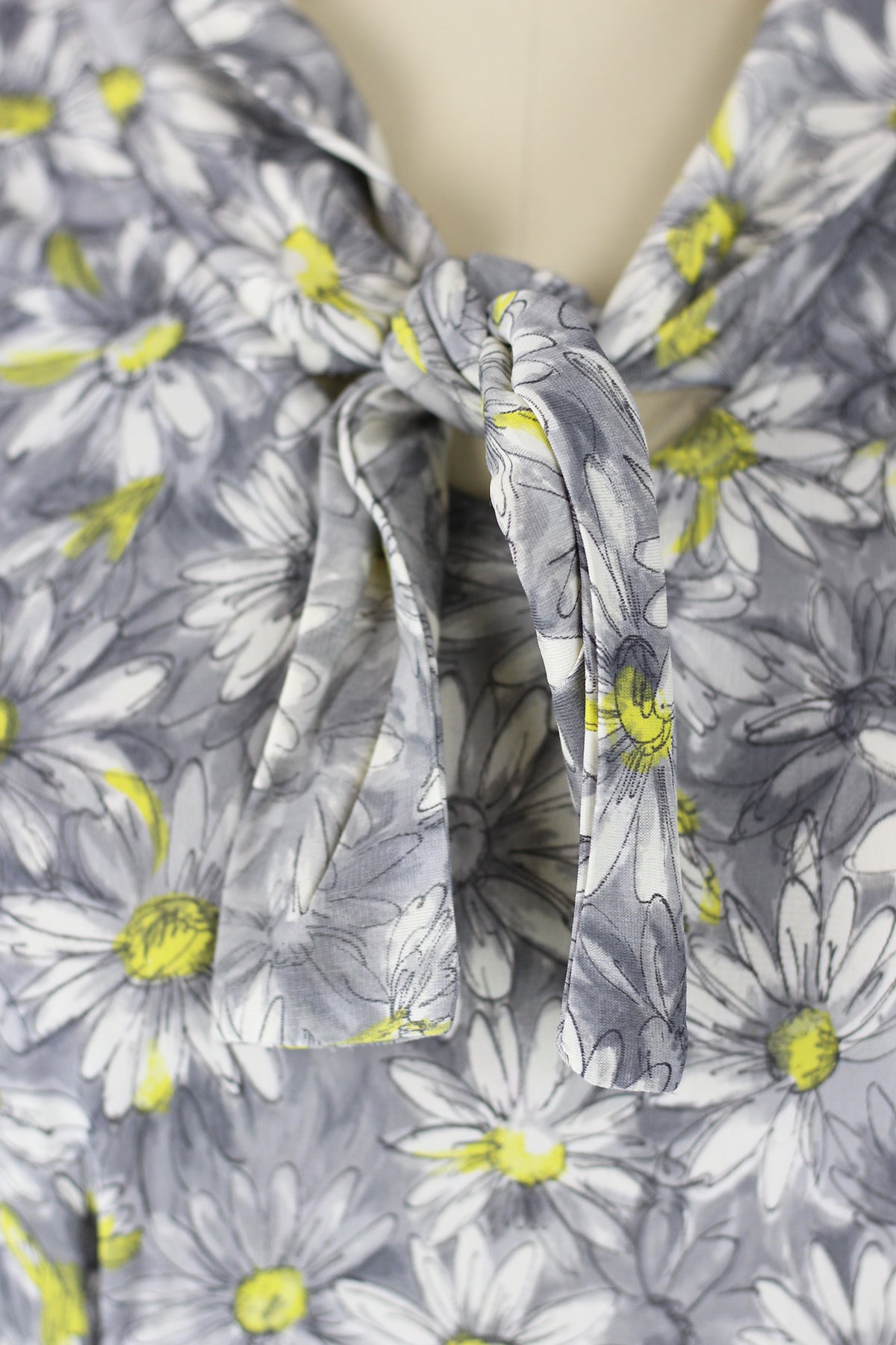 Rare Plus Size 1940s Rayon Jersey Tie Front Daisies Print Dress