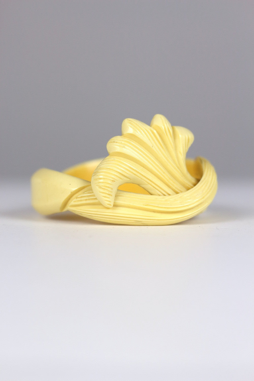 Rare 1930s Art Deco Nouveau Carved Bakelite Bracelet