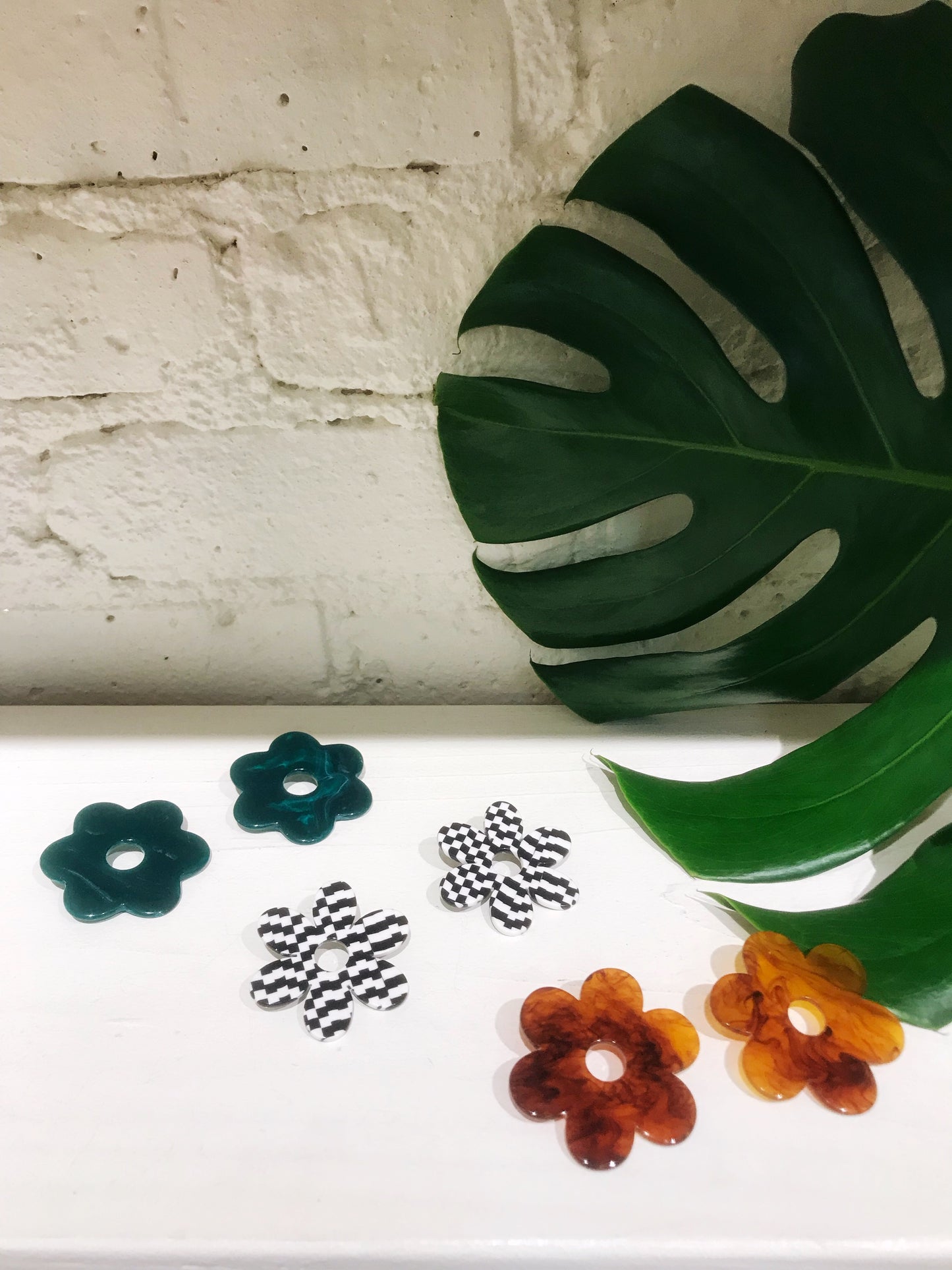 Lucite Daisy Earrings - Tortoise Shell