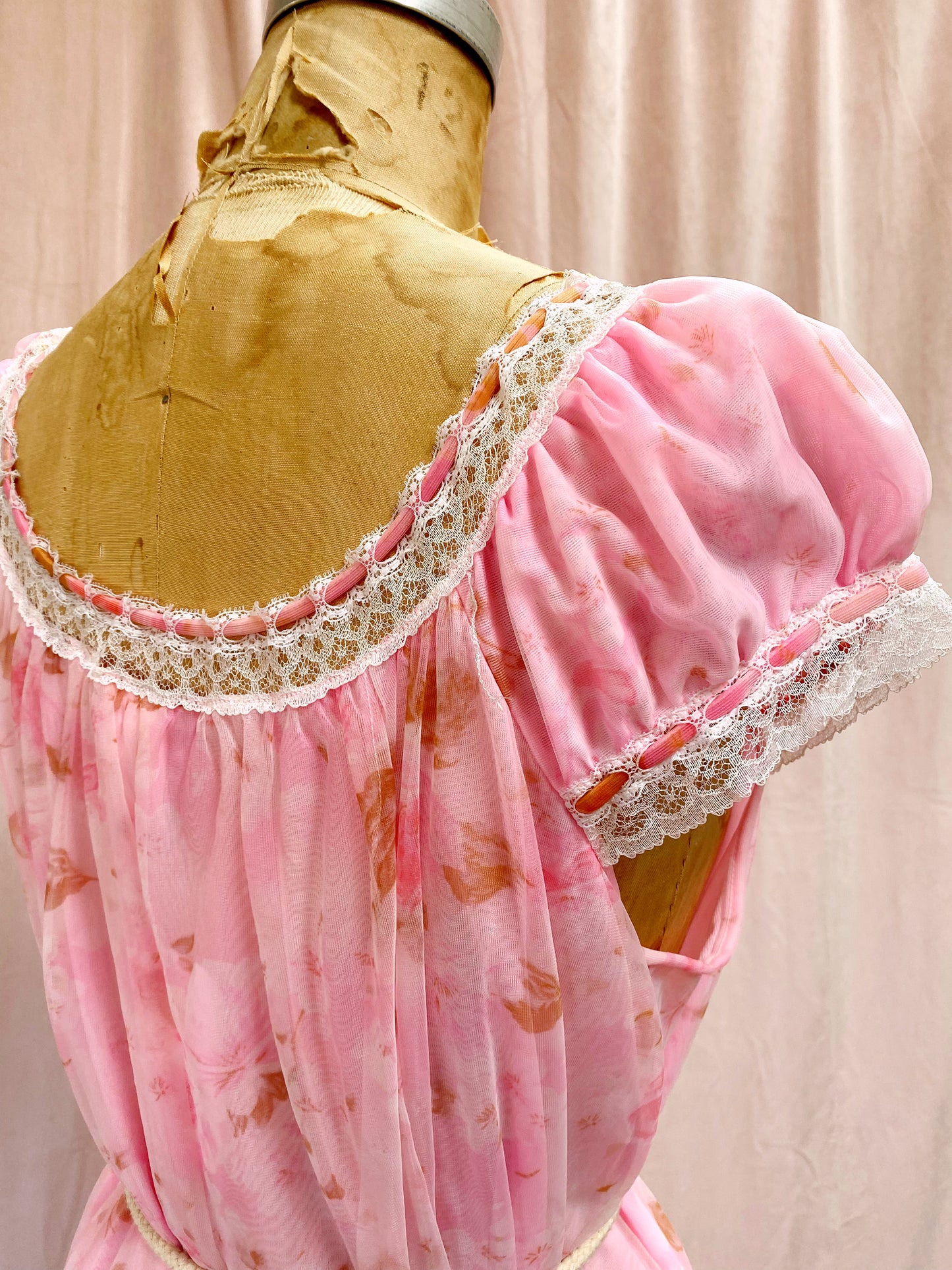 1960s Pink Floral Puff Sleeve Peignoir