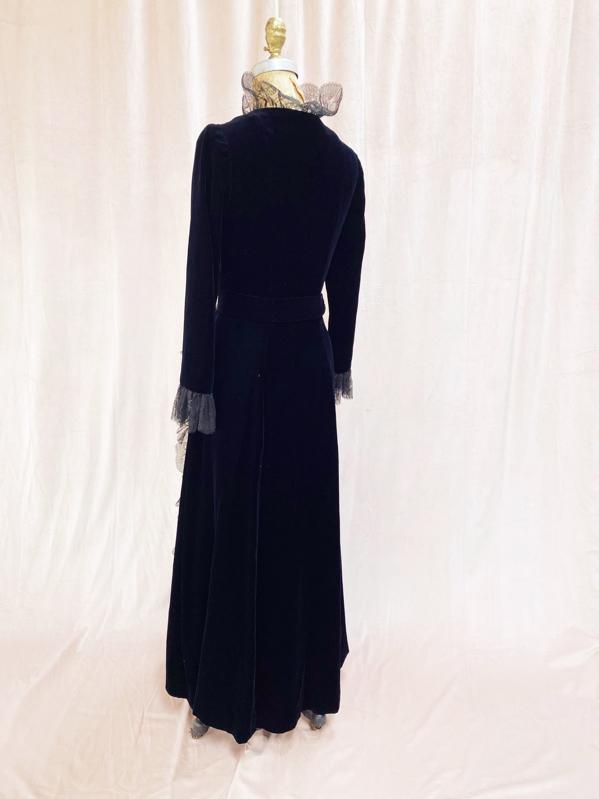 Elizabeth Arden Old Hollywood Velvet & Lace Dressing Gown