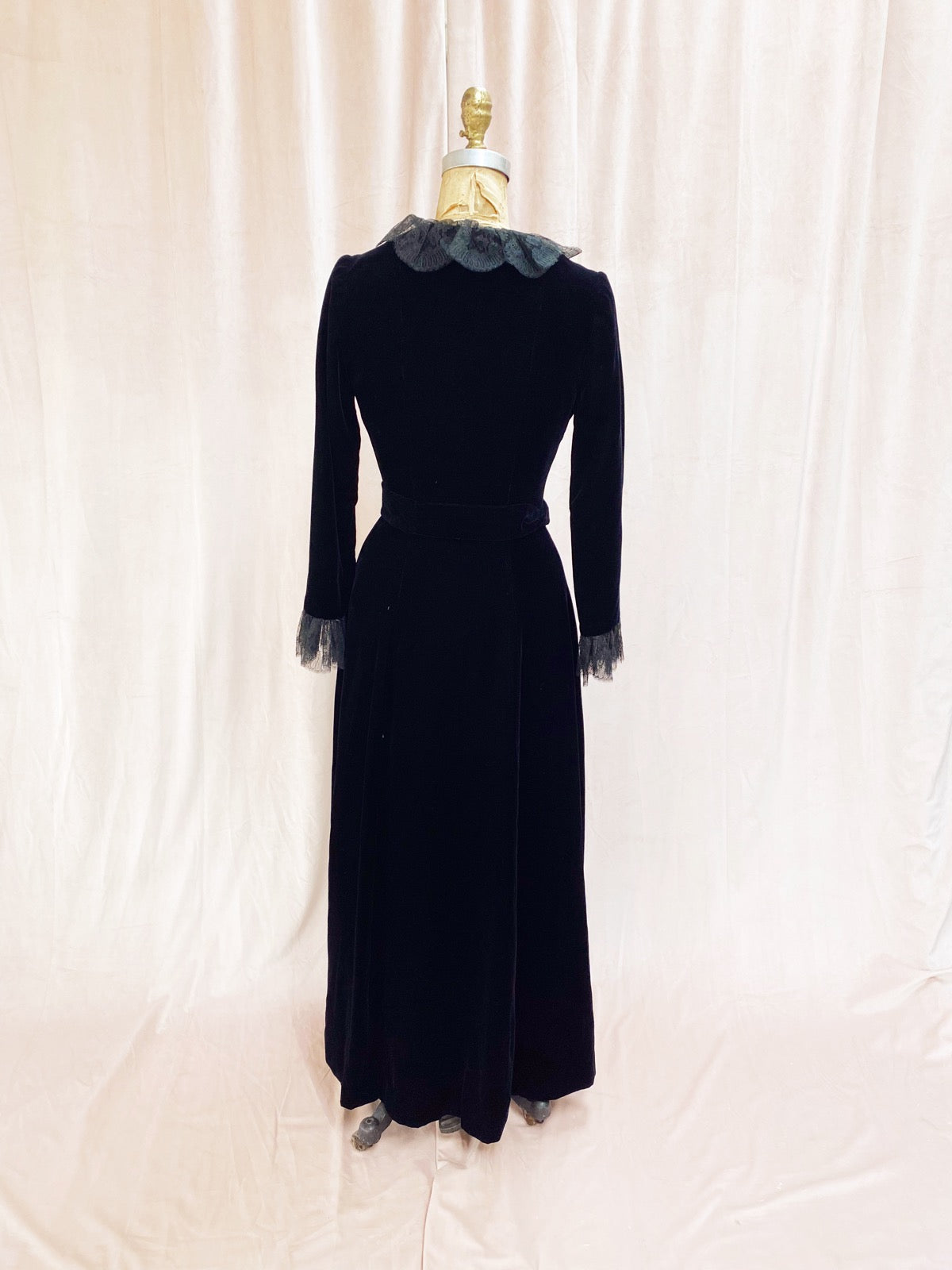 Elizabeth Arden Old Hollywood Velvet & Lace Dressing Gown