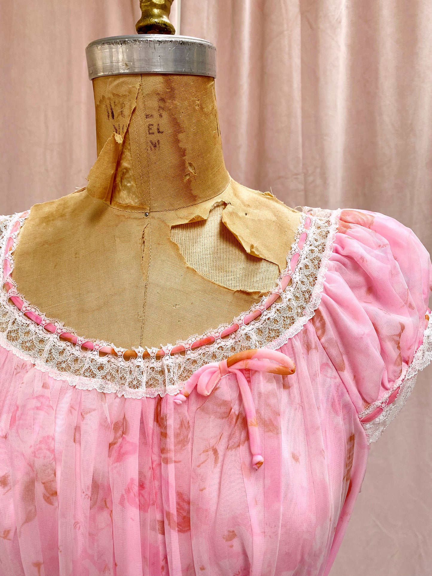 1960s Pink Floral Puff Sleeve Peignoir