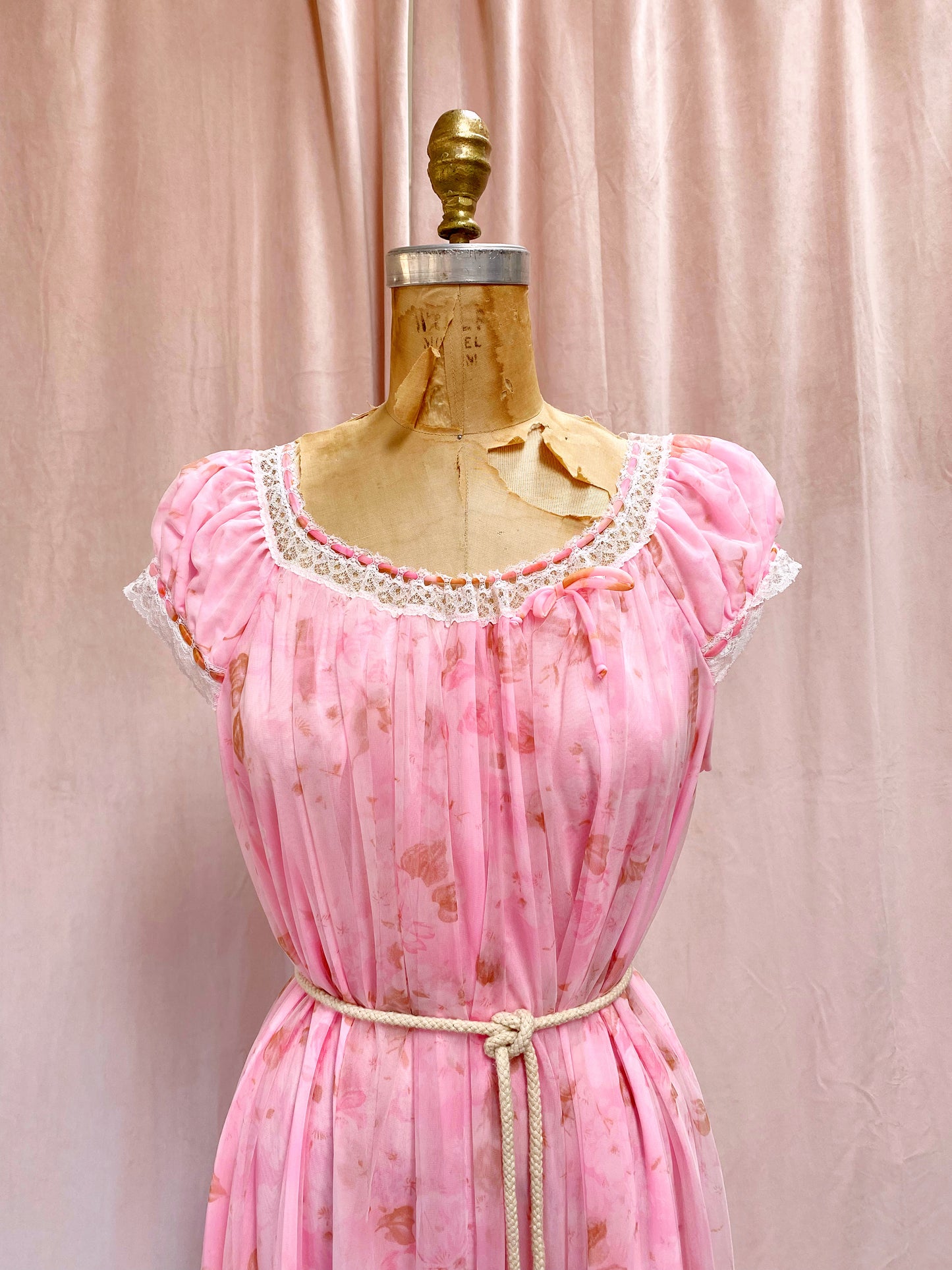 1960s Pink Floral Puff Sleeve Peignoir