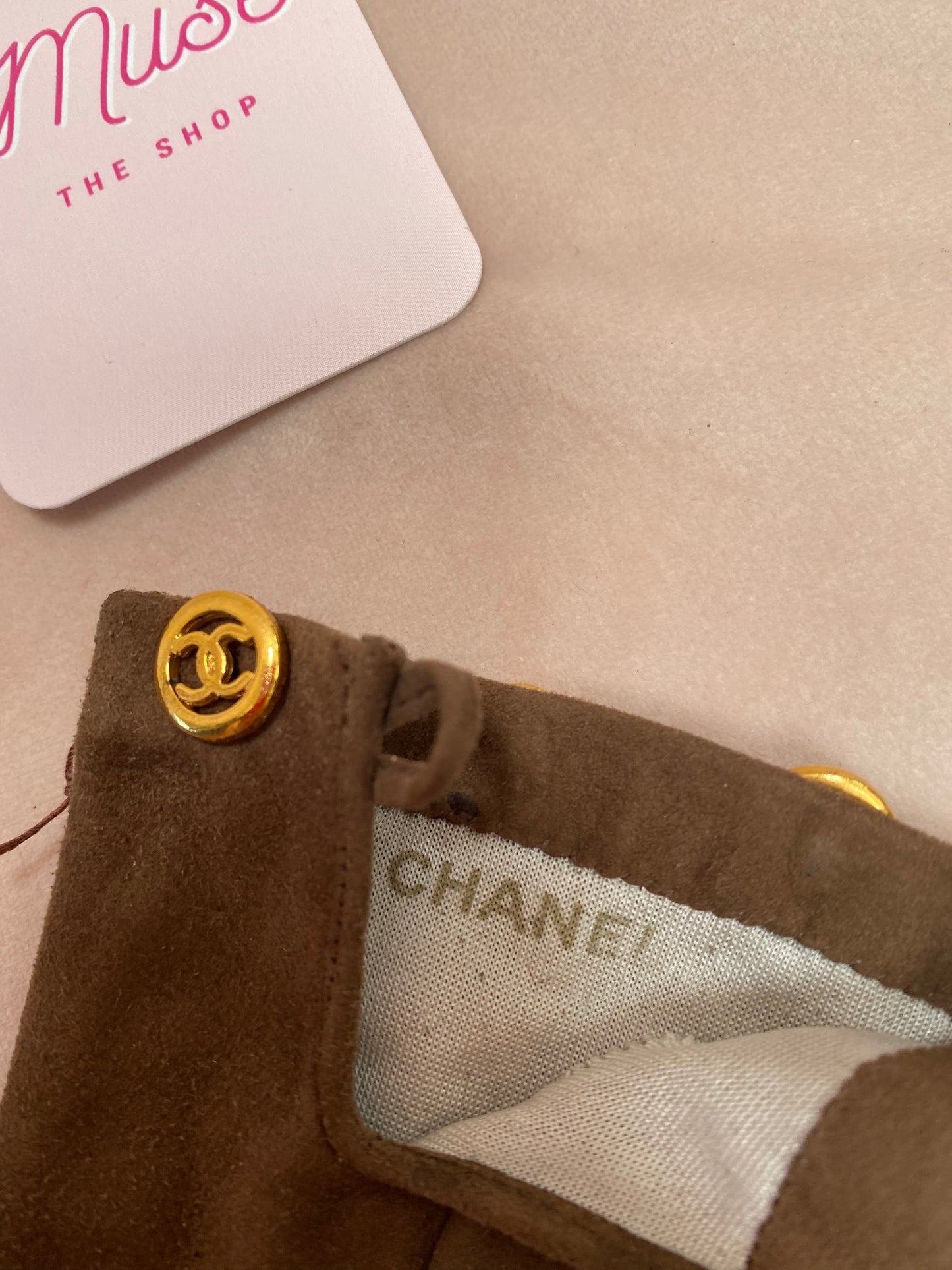 CHANEL CC Logo Vintage Suede Gloves