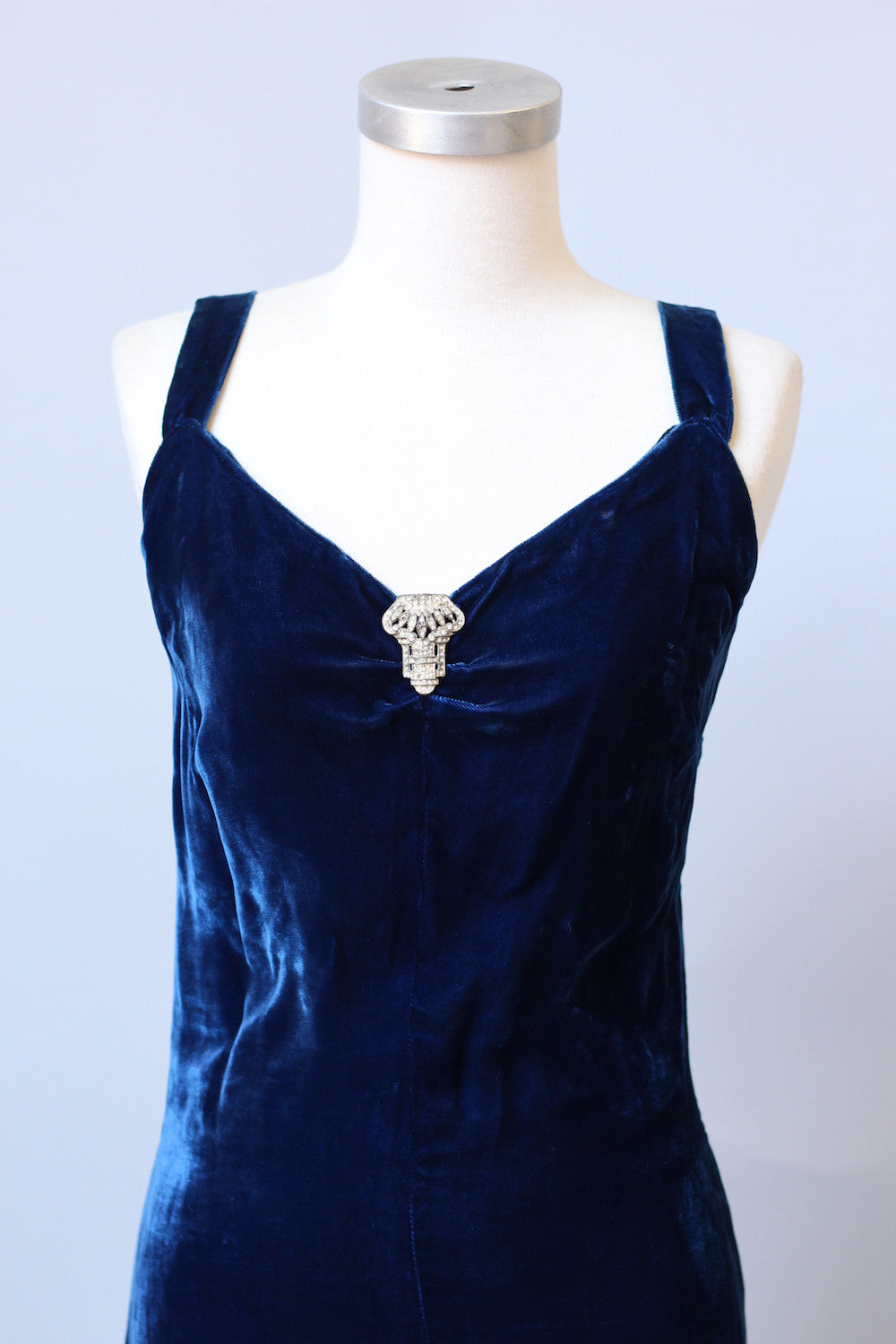 Stunning 1930s Sapphire Blue Silk Velvet Gown with Dress Clip Muse Stunning 1930s Sapphire Blue Silk Velvet Gown with Dress Clip Muse