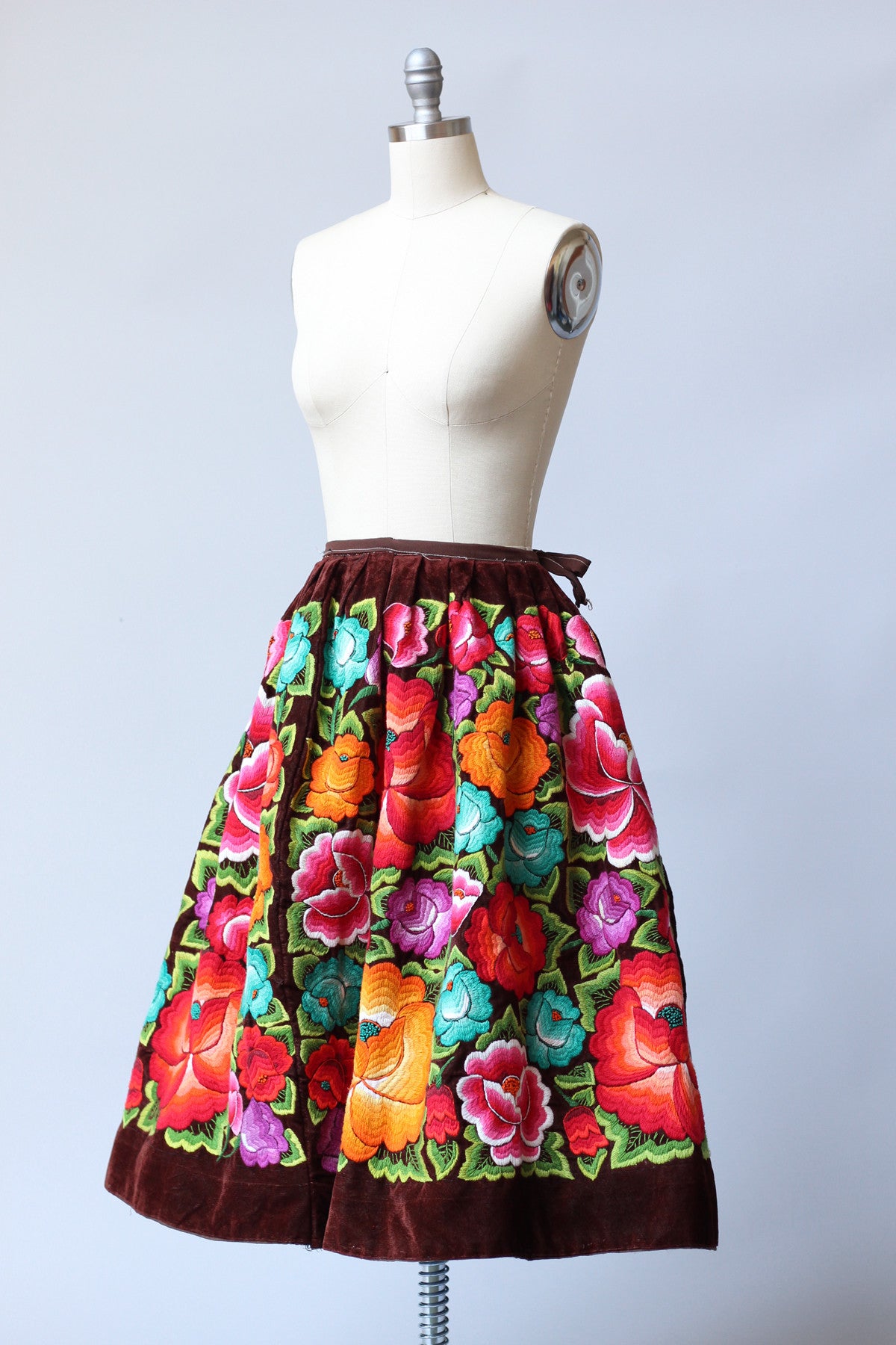 Original 1940s 50s Tehuantepec Mexico Embroidered Velvet Skirt Brown Muse