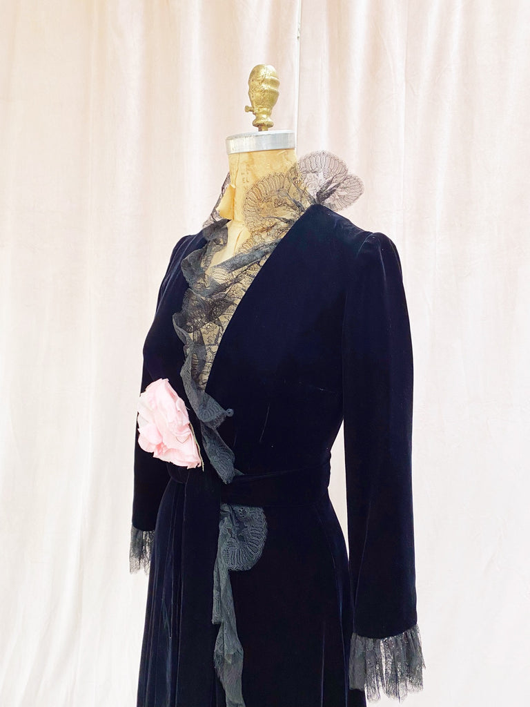 Elizabeth Arden Old Hollywood Velvet & Lace Dressing Gown